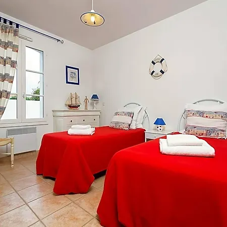 Spacious By The Sea Otel